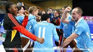 原因有点奇葩，大勒布伦误伤自己退出世界杯，西蒙高茨递补出战