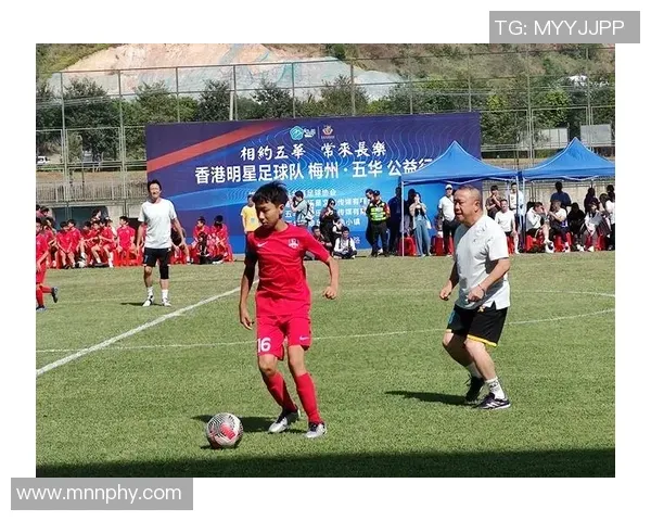 今晚，上海海港门将颜骏凌首发出场，迎来了他代表俱...
